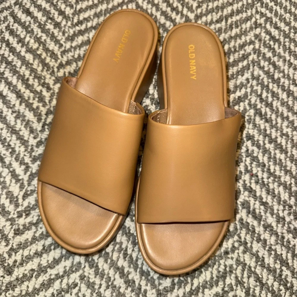 Old Navy Women's Tan Slide Sandals Great Condition Size 7